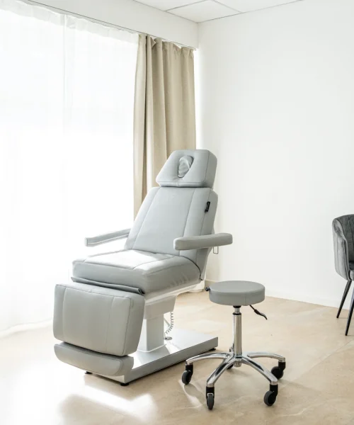 praxisbonn_bild2_liege Botox-Behandlung gegen Schwitzen in Bonn – Praxisbild